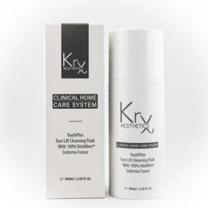 Das Bild zeigt das Produkt YouthPlex Face Lift Cleansing Fluid von Krx Aesthetics, Teil der Serie Clinical Home Care System. Links ist die weiße Produktverpackung mit schwarzem Logo und klarer Beschriftung zu sehen. Rechts daneben steht die passende weiße Flasche im zylindrischen Design. Das Reinigungsfluid enthält 100 % Volufiline™ von Sederma France und ist in einer Größe von 100 ml (3.38 fl. oz.) erhältlich. Die Gestaltung ist schlicht, modern und wirkt klinisch-professionell