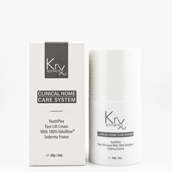 Das Bild zeigt ein Hautpflegeprodukt der Marke Krx Aesthetics mit dem Namen YouthPlex Face Lift Cream. Links ist die Produktverpackung zu sehen – eine weiße Box mit schwarzem Logo-Bereich und der Aufschrift „CLINICAL HOME CARE SYSTEM“. Rechts daneben steht die passende weiße Flasche im zylindrischen Design. Unter dem Produktnamen steht: „Face Lift Cream with 100% Volufiline™, Sederma France“. Die Verpackung und Flasche wirken schlicht, hochwertig und professionell – ideal für klinische oder kosmetische Anwendungen. Der Inhalt beträgt 50 g (2 oz.).