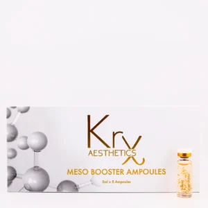 Das Bild zeigt eine geöffnete Verpackung mit sechs kleinen Glasampullen und einem Applikatoraufsatz auf der linken Seite. Die Ampullen enthalten eine klare bis leicht gelbliche Flüssigkeit und sind mit dem Logo KrX AESTHETICS bedruckt. Alle Ampullen sind gleichmäßig in einer weißen, geformten Einlage angeordnet. Unterhalb des Bildes steht der Produktname in weißer Schrift auf schwarzem Hintergrund: SALMON DNA Meso Booster Ampoule Das Produkt gehört zur professionellen Hautpflege und basiert auf Lachs-DNA, einem hochwirksamen Inhaltsstoff, der bekannt für seine zellregenerierenden, heilenden und aufbauenden Eigenschaften ist.