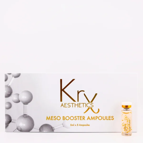 Das Bild zeigt eine geöffnete Verpackung mit sechs kleinen Glasampullen und einem Applikatoraufsatz auf der linken Seite. Die Ampullen enthalten eine klare bis leicht gelbliche Flüssigkeit und sind mit dem Logo KrX AESTHETICS bedruckt. Alle Ampullen sind gleichmäßig in einer weißen, geformten Einlage angeordnet. Unterhalb des Bildes steht der Produktname in weißer Schrift auf schwarzem Hintergrund: SALMON DNA Meso Booster Ampoule Das Produkt gehört zur professionellen Hautpflege und basiert auf Lachs-DNA, einem hochwirksamen Inhaltsstoff, der bekannt für seine zellregenerierenden, heilenden und aufbauenden Eigenschaften ist.