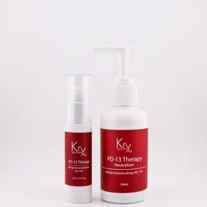 Das Bild zeigt zwei Produkte der Marke KrX Aesthetics mit dem Namen PD-13 Therapy. Links steht ein kleinerer Airless-Spender mit 15 ml Inhalt. Das Etikett ist in einem kräftigen Rotton gehalten und trägt die Aufschrift „PD-13 Therapy – Methyl Aminolevulinate HCl 13%“. Rechts daneben befindet sich ein größerer Pumpflakon mit 100 ml Inhalt. Auch dieses Produkt hat ein rotes Etikett mit der Beschriftung „PD-13 Therapy Neutralizer – Methyl Aminolevulinate HCl 13%“. Beide Verpackungen wirken professionell, modern und medizinisch-kosmetisch. Der Hintergrund ist hell und schlicht gehalten, wodurch der Fokus vollständig auf den Produkten liegt.