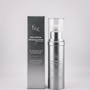 Ein aufhellendes Serum von KRX Aesthetics mit dem Namen "Mela Defense Whitening Serum". Die Flasche ist silberfarben und hat einen durchsichtigen Pumpverschluss. Die Verpackung ist in Schwarz und Silber gehalten, mit weißer Schrift. Enthält 5% Tranexamic Acid und 3% Niacinamide zur Hautaufhellung. Produktbeschreibung: "An anti-discoloration treatment suitable for all skin types." Inhalt: 30 g. Luxuriöse und elegante Präsentation auf sandfarbenem Hintergrund.