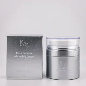Bildbeschreibung: Das Bild zeigt eine Gesichtscreme von KRX Aesthetics mit dem Namen "Mela Defense Whitening Cream". Die Verpackung ist ein runder, silberfarbener Tiegel mit weißem Deckel. Die Verpackungsschachtel ist ebenfalls silberfarben mit glänzender Oberfläche. Enthält 5% Tranexamic Acid und 3% Riferm NPC zur Hautaufhellung. Produktbeschreibung: "An anti-discoloration treatment suitable for all skin types." Inhalt: 50 g. Stilvolles, hochwertiges Design.