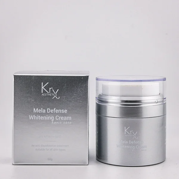 Bildbeschreibung: Das Bild zeigt eine Gesichtscreme von KRX Aesthetics mit dem Namen "Mela Defense Whitening Cream". Die Verpackung ist ein runder, silberfarbener Tiegel mit weißem Deckel. Die Verpackungsschachtel ist ebenfalls silberfarben mit glänzender Oberfläche. Enthält 5% Tranexamic Acid und 3% Riferm NPC zur Hautaufhellung. Produktbeschreibung: "An anti-discoloration treatment suitable for all skin types." Inhalt: 50 g. Stilvolles, hochwertiges Design.