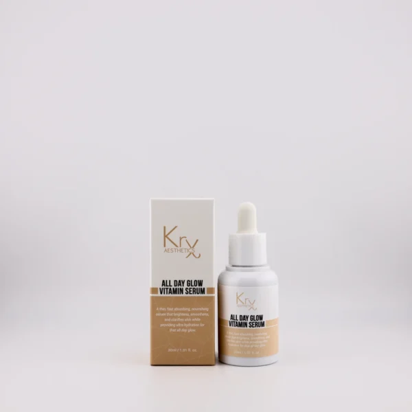 Das Bild zeigt ein Produkt der Marke Krx Aesthetics. Links im Bild steht ein cremefarbener Karton mit goldener Beschriftung. Daneben steht eine kleine weiße Flasche mit einem Pipettenverschluss, die optisch dem Karton entspricht. Es handelt sich um das “All Day Glow Vitamin Serum”, das in einer 30-ml-Größe (1.01 fl. oz.) angeboten wird. Die Pipettenflasche wirkt hochwertig und modern, mit klar strukturierter Schrift. Der Text auf der Verpackung beschreibt das Serum als ein leichtes, schnell einziehendes und nährendes Produkt, das die Haut aufhellt, glättet, klärt und intensiv mit Feuchtigkeit versorgt – für den sogenannten “All Day Glow”.