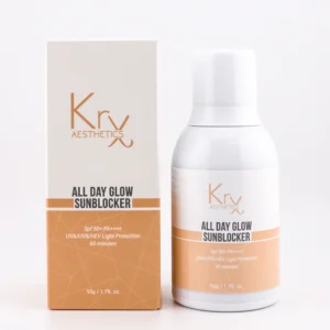 Das Bild zeigt das Produkt „All Day Glow Sunblocker“ von KrX Aesthetics. Links ist die Produktverpackung abgebildet – ein rechteckiger Karton mit einem weißen oberen Teil und einem gold-beigen unteren Bereich mit feiner, weißer Linienstruktur. In der Mitte steht der Produktname in schwarzer Schrift: „All Day Glow Sunblocker“, darunter die Angaben: SPF 50+ PA++++, UVA/UVB/HEV Light Protection, 60 minutes, 50g / 1.76 oz. Rechts daneben steht die passende Flasche mit identischem Design: weißer Flaschenkörper, gold-beiger Bereich mit gleicher Beschriftung. Die Flasche hat einen praktischen Pumpspender. Das Design wirkt modern, klar und hochwertig.