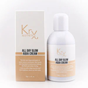 Das Bild zeigt das Produkt All Day Glow Aqua Cream von Krx Aesthetics. Links steht die passende Produktverpackung – weiß mit goldfarbenem unterem Bereich. Rechts daneben befindet sich der Tiegel mit weißem, abgerundetem Deckel und dem gleichen Farbschema. Auf dem Produkt steht: „The new and improved cream to water texture moisturizer that leaves skin hydrated & moisturized without the thick and sticky feeling. It also provides deep nourishment that brightens and evens out skin tone.“ Der Inhalt beträgt 50 g (1.76 oz.). Das Produkt verspricht intensive Feuchtigkeitspflege ohne Schweregefühl, mit aufhellender Wirkung und gleichmäßigem Hautbild.