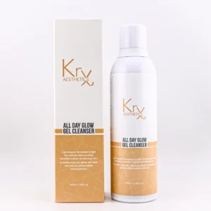 Das Bild zeigt das Produkt All Day Glow Gel Cleanser von Krx Aesthetics. Links ist die rechteckige Produktverpackung zu sehen – sie ist überwiegend weiß mit einem goldfarbenen unteren Abschnitt. Rechts daneben steht die passende Flasche mit gleichem Farbschema. Der Text auf dem Produkt beschreibt den Cleanser als: „A gel cleanser formulated to fight free radicals while providing smoother, brighter and glowing skin. It washes away dirt, debris and dead skin cells by using multiple natural extracts.“ Die Flasche enthält 100 ml (3.38 fl. oz.). Das Design wirkt modern, hochwertig und ist auf einen frischen, strahlenden Teint ausgerichtet.