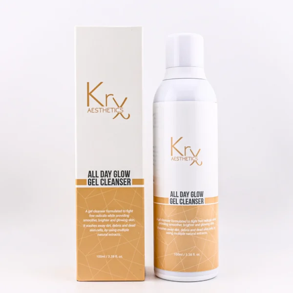 Das Bild zeigt das Produkt All Day Glow Gel Cleanser von Krx Aesthetics. Links ist die rechteckige Produktverpackung zu sehen – sie ist überwiegend weiß mit einem goldfarbenen unteren Abschnitt. Rechts daneben steht die passende Flasche mit gleichem Farbschema. Der Text auf dem Produkt beschreibt den Cleanser als: „A gel cleanser formulated to fight free radicals while providing smoother, brighter and glowing skin. It washes away dirt, debris and dead skin cells by using multiple natural extracts.“ Die Flasche enthält 100 ml (3.38 fl. oz.). Das Design wirkt modern, hochwertig und ist auf einen frischen, strahlenden Teint ausgerichtet.