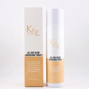 Bildbeschreibung für sehbeeinträchtigte Personen: Das Bild zeigt ein Kosmetikprodukt von Krx Aesthetics mit dem Namen All Day Glow Quenching Toner. Links steht die dazugehörige Verpackung – eine weiße Box mit goldenem unteren Bereich. Rechts daneben steht die passende Flasche im gleichen Farbschema: schlichtes Weiß mit einem goldfarbenen Akzent. Auf der Verpackung steht: „A hydrating, quenching, fast absorbing toner that leaves skin hydrated and softer while locking in moisture for that glowing, dewy look.“ Der Inhalt beträgt 120 ml (4.06 fl. oz.).