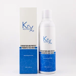 Bildbeschreibung (für sehbeeinträchtigte Personen): Das Bild zeigt das Produkt “Strengthen and Protect Probiotic Face Wash” von KrX Aesthetics. Links im Bild sieht man die weiße Produktverpackung mit einem blauen unteren Drittel, auf dem in weißer Schrift “New & Improved Formula” steht. Rechts daneben steht die passende Flasche mit demselben Design. Das Logo von KrX Aesthetics ist oben in blauer Schrift platziert, darunter der Produktname in schwarzer Schrift. Die Flasche hat eine runde Form und ein schlichtes, sauberes Design. Die Füllmenge beträgt 100 ml / 3.38 fl. oz. Das Gesamtbild wirkt professionell, modern und minimalistisch.