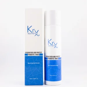 Bildbeschreibung (für sehbeeinträchtigte Personen): Das Bild zeigt ein Pflegeprodukt der Marke KrX Aesthetics mit dem Namen “Strengthen and Protect Probiotic Toner”. Links ist die Produktverpackung (eine weiße Kartonverpackung mit blauem unteren Bereich), rechts die passende Tonerflasche. Beide tragen das gleiche Design: Oben ist das KrX Aesthetics-Logo in Blau, darunter steht in schwarzer Schrift der Produktname. Im unteren blauen Bereich steht “New & Improved Formula” und die Füllmenge: 120 ml / 4.06 fl. oz. Das Design wirkt clean und professionell.