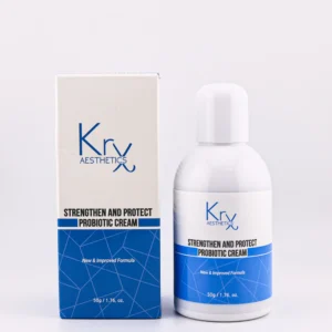 Das Bild zeigt das Produkt “Strengthen and Protect Probiotic Cream” von KrX Aesthetics. Links im Bild steht die rechteckige Produktverpackung – sie ist weiß mit einem blauen unteren Bereich, der von weißen Linien durchzogen ist. Mittig steht in schwarzer Schrift der Produktname, darunter der Hinweis “New & Improved Formula” sowie die Füllmenge: 50 g / 1.76 oz. Rechts daneben befindet sich die passende Cremeflasche. Auch sie ist weiß mit einem blauen unteren Drittel und trägt das gleiche Design wie die Verpackung. Der Pumpspender ist rundlich und wirkt hygienisch und modern. Das Logo KrX Aesthetics ist ebenfalls gut sichtbar angebracht. Das Gesamtbild vermittelt einen hochwertigen, medizinisch-professionellen Eindruck.