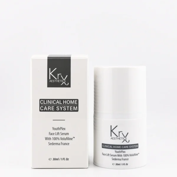 Das Bild zeigt das Produkt YouthPlex Face Lift Serum von Krx Aesthetics aus der Serie Clinical Home Care System. Links ist die weiße Verpackung mit schwarzem Logo und Schriftzug zu sehen, rechts daneben steht die passende weiße Flasche. Das Serum enthält 100 % Volufiline™ von Sederma France und ist in einer Größe von 30 ml (1 fl. oz.) erhältlich. Das Design wirkt schlicht, hochwertig und medizinisch-professionell.