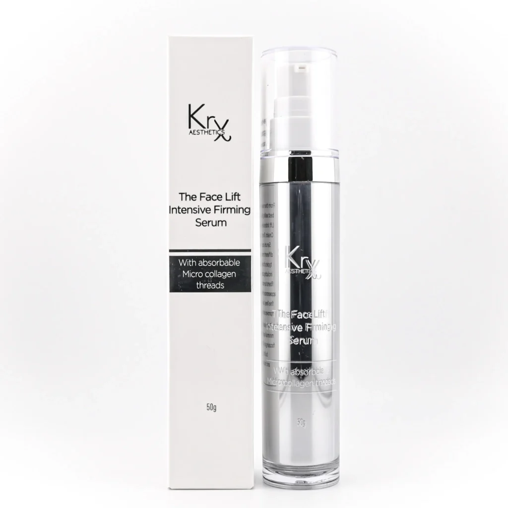 Das Bild zeigt ein kosmetisches Produkt der Marke KrX Aesthetics. Links im Bild befindet sich die weiße Produktverpackung in rechteckiger, schmaler Form. Rechts daneben steht der durchsichtige Pumpspender, der das Serum enthält. Die Flasche ist zylindrisch, mit einem silberfarbenen Innenbehälter. Auf beiden – der Verpackung und der Flasche – steht der Produktname: „The Face Lift Intensive Firming Serum“. Ein zusätzlicher Hinweis auf der Vorderseite lautet: „With absorbable Micro collagen threads“ (Mit resorbierbaren Mikrokollagen-Fäden). Am unteren Rand ist die Füllmenge von 50g angegeben.