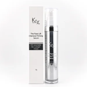 Das Bild zeigt ein kosmetisches Produkt der Marke KrX Aesthetics. Links im Bild befindet sich die weiße Produktverpackung in rechteckiger, schmaler Form. Rechts daneben steht der durchsichtige Pumpspender, der das Serum enthält. Die Flasche ist zylindrisch, mit einem silberfarbenen Innenbehälter. Auf beiden – der Verpackung und der Flasche – steht der Produktname: „The Face Lift Intensive Firming Serum“. Ein zusätzlicher Hinweis auf der Vorderseite lautet: „With absorbable Micro collagen threads“ (Mit resorbierbaren Mikrokollagen-Fäden). Am unteren Rand ist die Füllmenge von 50g angegeben.