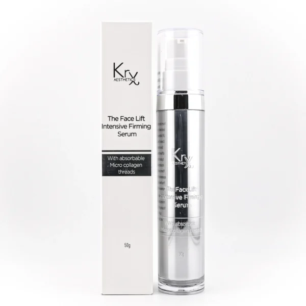 Das Bild zeigt ein kosmetisches Produkt der Marke KrX Aesthetics. Links im Bild befindet sich die weiße Produktverpackung in rechteckiger, schmaler Form. Rechts daneben steht der durchsichtige Pumpspender, der das Serum enthält. Die Flasche ist zylindrisch, mit einem silberfarbenen Innenbehälter. Auf beiden – der Verpackung und der Flasche – steht der Produktname: „The Face Lift Intensive Firming Serum“. Ein zusätzlicher Hinweis auf der Vorderseite lautet: „With absorbable Micro collagen threads“ (Mit resorbierbaren Mikrokollagen-Fäden). Am unteren Rand ist die Füllmenge von 50g angegeben.