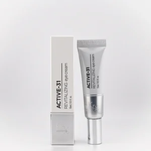 Das Bild zeigt die ACTIVE-31 Revitalizing Eye Cream von Krx Aesthetics. Links befindet sich die Produktverpackung – ein schlanker, silberfarbener Karton mit schwarzer Aufschrift. Rechts daneben ist die passende Tube mit silbernem Applikator zu sehen, ebenfalls in modernem, metallisch wirkendem Design. Auf beiden steht deutlich: ACTIVE-31 Revitalizing eye cream – 15 ml / 0.5 fl. oz. Die Verpackung und Tube wirken hochwertig, elegant und klinisch-professionell.