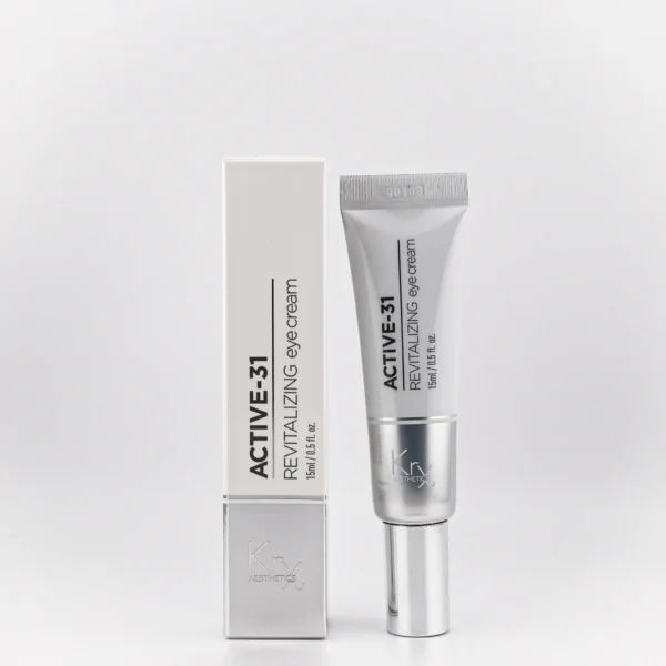 Das Bild zeigt die ACTIVE-31 Revitalizing Eye Cream von Krx Aesthetics. Links befindet sich die Produktverpackung – ein schlanker, silberfarbener Karton mit schwarzer Aufschrift. Rechts daneben ist die passende Tube mit silbernem Applikator zu sehen, ebenfalls in modernem, metallisch wirkendem Design. Auf beiden steht deutlich: ACTIVE-31 Revitalizing eye cream – 15 ml / 0.5 fl. oz. Die Verpackung und Tube wirken hochwertig, elegant und klinisch-professionell.