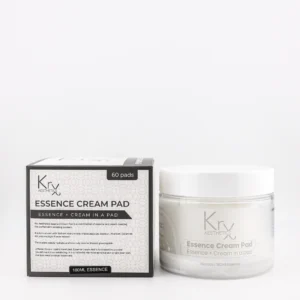 Das Bild zeigt ein Pflegeprodukt von KrX Aesthetics mit dem Namen Essence Cream Pad. Links befindet sich die schwarz-weiße Produktverpackung mit dekorativem Muster und klarer Beschriftung. Rechts daneben steht der dazugehörige, transparente Kunststofftiegel mit weißem Deckel, ebenfalls mit dem Aufdruck: KrX AESTHETICS – Essence Cream Pad – Essence + Cream in a pad. Die Verpackung weist auf den Inhalt hin: • 60 Pads • 180ml Essence Der Text auf der Box beschreibt die Pads als Kombination aus Essence und Creme, angereichert mit Wirkstoffen wie Sodium Hyaluronate, Madecassoside, Allantoin, Ceramide, Soybean und Blumenextrakten. Die Pads sollen intensiv Feuchtigkeit spenden, beruhigen und aufpolstern – ideal für empfindliche, feuchtigkeitsarme oder sensible Haut.