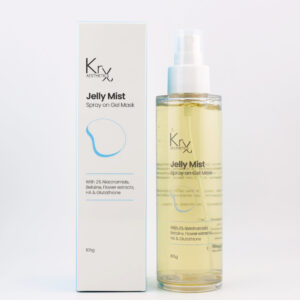Das Bild zeigt ein Kosmetikprodukt von KrX Aesthetics mit dem Namen Jelly Mist – Spray on Gel Mask. Links im Bild befindet sich die schlanke, weiße Produktverpackung mit blauer Grafik und schwarzer Schrift. Rechts daneben steht die durchsichtige Sprühflasche, gefüllt mit einer gelblich-transparenten Geltextur. Sowohl auf der Verpackung als auch auf der Flasche steht in englischer Sprache: „With 2% Niacinamide, Betaine, Flower Extracts, HA & Glutathione“ Die Produktmenge beträgt 105g. Das Design ist minimalistisch, medizinisch und hochwertig – typisch für ein innovatives, multifunktionales Hautpflegeprodukt.