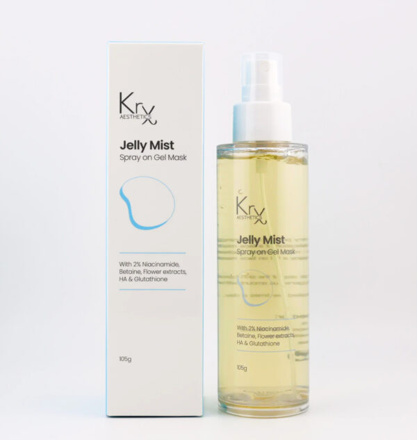 Das Bild zeigt ein Kosmetikprodukt von KrX Aesthetics mit dem Namen Jelly Mist – Spray on Gel Mask. Links im Bild befindet sich die schlanke, weiße Produktverpackung mit blauer Grafik und schwarzer Schrift. Rechts daneben steht die durchsichtige Sprühflasche, gefüllt mit einer gelblich-transparenten Geltextur. Sowohl auf der Verpackung als auch auf der Flasche steht in englischer Sprache: „With 2% Niacinamide, Betaine, Flower Extracts, HA & Glutathione“ Die Produktmenge beträgt 105g. Das Design ist minimalistisch, medizinisch und hochwertig – typisch für ein innovatives, multifunktionales Hautpflegeprodukt.