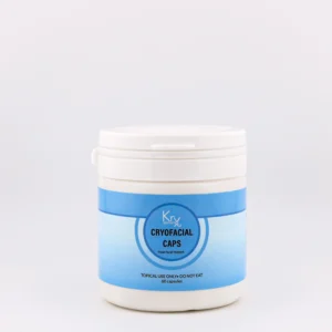 Das Bild zeigt ein professionelles Kosmetikprodukt der Marke KrX Aesthetics mit dem Namen Cryofacial Caps. Es handelt sich um einen weißen, zylindrischen Kunststoffbehälter mit einem blauen Etikett. Zentral auf dem Etikett ist der Produktname deutlich zu lesen: Cryofacial Caps – Frozen Facial Treatment Darunter steht in Großbuchstaben der Hinweis: TOPICAL USE ONLY – DO NOT EAT Im unteren Bereich des Etiketts ist die Stückzahl angegeben: 60 capsules. Das Design ist klar, frisch und funktionell – das kühle Blau unterstreicht den „frostigen“ Charakter dieser innovativen Kältekapseln zur äußerlichen Anwendung.
