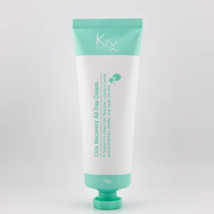 Hier ist die Cica Recovery All Day Cream von KRX Aesthetics zu sehen. Die Tube ist weiß mit türkisen Akzenten und enthält 100 g einer reichhaltigen Feuchtigkeitscreme, die hilft, die Hautbarriere zu schützen, zu hydratisieren und zu stärken.