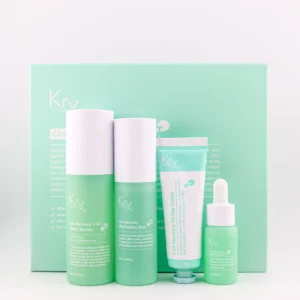 Das Bild zeigt ein geordnetes Hautpflege-Set der Marke KrX Aesthetics, speziell aus der Cica Recovery-Serie. Die Produkte sind in einer weißen Kunststoffverpackung mit mintgrünem Hintergrund eingelegt. Es handelt sich um vier Produkte in unterschiedlichen Verpackungsformen – alle farblich aufeinander abgestimmt in sanftem Mintgrün mit weißen Akzenten. Von links nach rechts: 1. Cica Recovery 2 in 1 Mask Cleanser – Ein zylindrischer Pumpspender mit weißem Deckel. Enthält 50 ml. – Beschreibung auf der Verpackung: Reinigung und Maske in einem Produkt. 2. Cica Recovery Ultra Healing Toner – Ebenfalls ein zylindrischer Flakon mit weißem Deckel, 50 ml. – Der Toner verspricht beruhigende und heilende Eigenschaften. 3. Cica Recovery Gentle Serum – Ein kleines Glasfläschchen mit Pipette, 15 ml. – Das Serum ist zur sanften Pflege und Beruhigung der Haut gedacht. 4. Cica Recovery All Day Cream – Eine kleine Tube mit mintgrünem Schraubverschluss, 25 g. – Die Creme bietet ganztägige Pflege und ist besonders für empfindliche Haut geeignet. Alle Produkte sind in einem rechteckigen, hellen Tray sauber angeordnet und wirken medizinisch-pflegend. Die klare und beruhigende Farbgestaltung vermittelt Reinheit und Hautfreundlichkeit.
