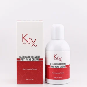 Das Bild zeigt ein Hautpflegeprodukt der Marke „KrX Aesthetics“ mit dem Namen „Clear and Prevent Anti Acne Cream“. In der Mitte des Bildes stehen zwei Produkte nebeneinander – links die Produktverpackung (eine rechteckige Schachtel), rechts der dazugehörige Spenderbehälter mit Kuppelverschluss. Die Verpackung ist hauptsächlich weiß mit einem unteren roten Abschnitt. Auf der weißen Fläche steht der Markenname „KrX AESTHETICS“ in Rot. Darunter befindet sich der Produktname in schwarzen Großbuchstaben: „CLEAR AND PREVENT ANTI ACNE CREAM“. Im roten Bereich steht in weißer Schrift „New & Improved Formula“. Ganz unten ist die Füllmenge angegeben: „50g / 1.76 oz.“ Der Spenderbehälter ist weiß mit einem roten Etikett, das denselben Text wie die Verpackung zeigt. Das Design ist schlicht und modern, mit klaren Linien und deutlicher Farbtrennung zwischen Weiß und Rot.