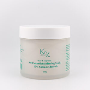 Auf dem Bild ist ein runder, weißer Kosmetikbehälter mit Schraubdeckel zu sehen. Es handelt sich um die „Pre Extraction Softening Mask“ von Krx Aesthetics. Auf der Vorderseite ist in türkisfarbener Schrift zu lesen: „New & Improved – Pre Extraction Softening Mask 10% Sodium Chloride – 220g“. Das Produkt befindet sich in einem durchscheinenden Tiegel, der den cremigen Inhalt nur leicht erkennen lässt. Rechts auf dem Tiegel befinden sich Anwendungshinweise und Inhaltsangaben in englischer Sprache. Diese Maske wird speziell vor der Ausreinigung angewendet und enthält 10 % Natriumchlorid, was die Haut aufweicht und Unreinheiten leichter entfernbar macht.