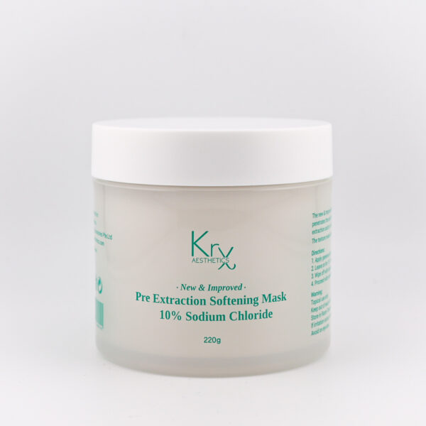 Auf dem Bild ist ein runder, weißer Kosmetikbehälter mit Schraubdeckel zu sehen. Es handelt sich um die „Pre Extraction Softening Mask“ von Krx Aesthetics. Auf der Vorderseite ist in türkisfarbener Schrift zu lesen: „New & Improved – Pre Extraction Softening Mask 10% Sodium Chloride – 220g“. Das Produkt befindet sich in einem durchscheinenden Tiegel, der den cremigen Inhalt nur leicht erkennen lässt. Rechts auf dem Tiegel befinden sich Anwendungshinweise und Inhaltsangaben in englischer Sprache. Diese Maske wird speziell vor der Ausreinigung angewendet und enthält 10 % Natriumchlorid, was die Haut aufweicht und Unreinheiten leichter entfernbar macht.