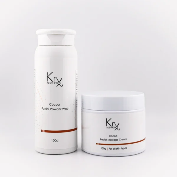 Das Bild zeigt zwei Kosmetikprodukte von KrX Aesthetics aus derselben Pflegelinie mit dem Hauptinhaltsstoff Kakao: • Links: Eine weiße, zylindrische Flasche mit Klappdeckel. Die Aufschrift lautet: KrX AESTHETICS – Cocoa Facial Powder Wash – 100 g Es handelt sich um ein Reinigungsprodukt in Pulverform. • Rechts: Ein weißer, runder Kosmetiktiegel mit Schraubdeckel. Die Aufschrift lautet: KrX AESTHETICS – Cocoa Facial Massage Cream – 150 g | For all skin types Die Creme dient zur Gesichtsmassage und ist für alle Hauttypen geeignet. Beide Verpackungen sind schlicht, elegant und in einem einheitlichen Design mit einem feinen braunen Streifen gestaltet – passend zur „Cocoa“-Linie.