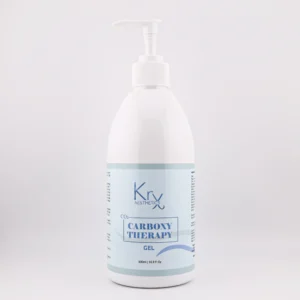 sehbeeinträchtigte Personen: Auf dem Bild ist ein Produkt aus der Serie KrX Aesthetics zu sehen. Es handelt sich um eine große weiße Pumpflasche mit blauen und silbernen Details. Das Etikett trägt die Aufschrift: „KrX Aesthetics CO₂ Carboxy Therapy Gel“. Die Füllmenge beträgt 500 ml (16.9 fl. oz). Die Flasche steht aufrecht vor einem hellen Hintergrund und vermittelt ein professionelles, klinisch-sauberes Erscheinungsbild.