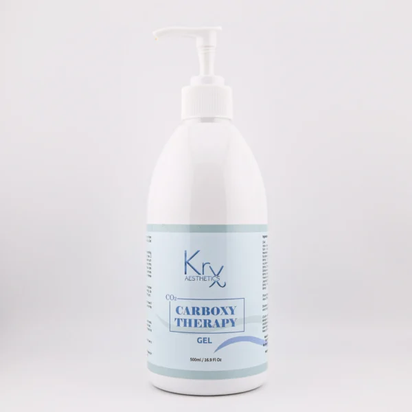 sehbeeinträchtigte Personen: Auf dem Bild ist ein Produkt aus der Serie KrX Aesthetics zu sehen. Es handelt sich um eine große weiße Pumpflasche mit blauen und silbernen Details. Das Etikett trägt die Aufschrift: „KrX Aesthetics CO₂ Carboxy Therapy Gel“. Die Füllmenge beträgt 500 ml (16.9 fl. oz). Die Flasche steht aufrecht vor einem hellen Hintergrund und vermittelt ein professionelles, klinisch-sauberes Erscheinungsbild.