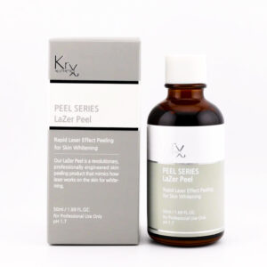 Das Bild zeigt ein kosmetisches Produkt der Marke KrX AESTHETICS aus der PEEL SERIES mit dem Namen LaZer Peel. Links im Bild befindet sich die Verpackung – eine rechteckige, hellgraue Box mit schwarzem Akzent. Darauf steht: „Rapid Laser Effect Peeling for Skin Whitening. Our LaZer Peel is a revolutionary, professionally engineered skin peeling product that mimics how laser works on the skin for whitening. 50ml / 1.69 FL.OZ. For Professional Use Only pH 1.7“ Rechts daneben steht die dazugehörige Glasflasche mit weißem Etikett und ebenfalls der Aufschrift LaZer Peel. Die Flasche enthält 50ml des Produkts und ist für professionelle kosmetische Anwendungen vorgesehen.