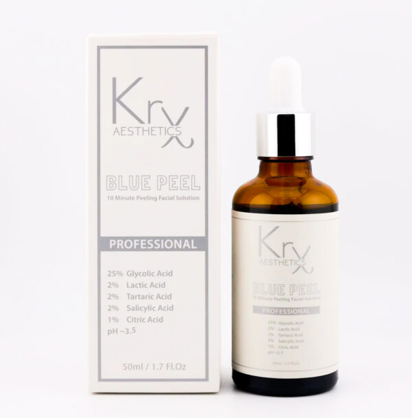 Auf dem Bild ist ein professionelles Peeling-Produkt der Marke KrX AESTHETICS abgebildet. Links sieht man eine weiße Produktverpackung, rechts daneben steht die passende braune Glasflasche mit weißem Etikett und silbernem Schraubverschluss. Das Produkt heißt BLUE PEEL und wird als 10 Minute Peeling Facial Solution bezeichnet – also eine 10-minütige Gesichtspeeling-Lösung für professionelle Anwendungen. Die Verpackung hebt hervor, dass es sich um eine Formel für den professionellen Einsatz handelt. Auf der Verpackung stehen die Hauptinhaltsstoffe: • 25 % Glycolsäure (Glycolic Acid) • 2 % Milchsäure (Lactic Acid) • 2 % Weinsäure (Tartaric Acid) • 2 % Salicylsäure (Salicylic Acid) • 1 % Zitronensäure (Citric Acid) Der pH-Wert liegt bei ca. 3,5 Inhalt: 50 ml / 1.7 FL. OZ