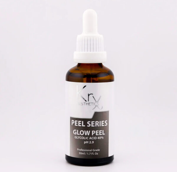 Das Bild zeigt ein Produkt aus der professionellen Peel Series von KrX AESTHETICS. Es handelt sich um eine braune Glasflasche mit einem weißen Schraubverschluss und einer integrierten Pipette. Auf dem Etikett steht: • PEEL SERIES – CLEAR PEEL • Salicylic Acid 30% • pH-Wert: 2.9 • Professional Grade • Inhalt: 50 ml / 1.7 fl. oz Dieses chemische Peeling basiert auf hochkonzentrierter Salicylsäure und ist für den professionellen Einsatz konzipiert. Es wird zur intensiven Tiefenreinigung, Porenverfeinerung und Behandlung von unreiner oder fettiger Haut verwendet.