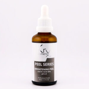 Auf dem Bild ist eine braune Glasflasche mit weißem Etikett und weißem Tropfverschluss zu sehen. Es handelt sich um ein professionelles kosmetisches Produkt der Marke KrX AESTHETICS. Das Produkt gehört zur PEEL SERIES und trägt den Namen Brightening Peel. Auf der Flasche steht: • Lactic Acid 40% (Milchsäure) • pH 2.9 • Professional Grade • Inhalt: 50 ml / 1.7 FL. Oz Die Flasche wirkt hochwertig und ist für professionelle Anwender*innen im Bereich Hautpflege vorgesehen. Es handelt sich um ein intensives Peeling zur Aufhellung und Verfeinerung des Hautbilds.