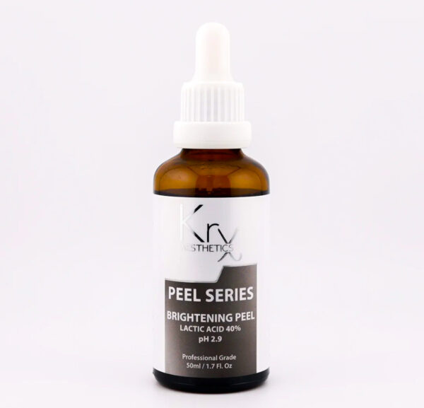 Auf dem Bild ist eine braune Glasflasche mit weißem Etikett und weißem Tropfverschluss zu sehen. Es handelt sich um ein professionelles kosmetisches Produkt der Marke KrX AESTHETICS. Das Produkt gehört zur PEEL SERIES und trägt den Namen Brightening Peel. Auf der Flasche steht: • Lactic Acid 40% (Milchsäure) • pH 2.9 • Professional Grade • Inhalt: 50 ml / 1.7 FL. Oz Die Flasche wirkt hochwertig und ist für professionelle Anwender*innen im Bereich Hautpflege vorgesehen. Es handelt sich um ein intensives Peeling zur Aufhellung und Verfeinerung des Hautbilds.