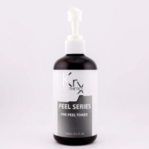 Das Bild zeigt eine dunkelbraune Kunststoffflasche mit einem weißen Pumpspender und einem weiß-grau gehaltenen Etikett. Die Aufschrift auf dem Etikett lautet: „KrX AESTHETICS – PEEL SERIES – PRE PEEL TONER“. Darunter steht die Mengenangabe: 250 ml / 8.5 fl. oz. Der Pre Peel Toner ist ein professioneller Toner zur Vorbereitung der Haut auf chemische Peelings. Er reinigt gründlich, entfernt überschüssigen Talg und Schmutzpartikel und stellt den optimalen pH-Wert der Haut her, um die Aufnahmefähigkeit für das folgende Peeling zu verbessern.