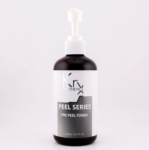 Das Bild zeigt eine dunkelbraune Kunststoffflasche mit einem weißen Pumpspender und einem weiß-grau gehaltenen Etikett. Die Aufschrift auf dem Etikett lautet: „KrX AESTHETICS – PEEL SERIES – PRE PEEL TONER“. Darunter steht die Mengenangabe: 250 ml / 8.5 fl. oz. Der Pre Peel Toner ist ein professioneller Toner zur Vorbereitung der Haut auf chemische Peelings. Er reinigt gründlich, entfernt überschüssigen Talg und Schmutzpartikel und stellt den optimalen pH-Wert der Haut her, um die Aufnahmefähigkeit für das folgende Peeling zu verbessern.