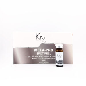Das Bild zeigt ein Produkt der Marke KrX AESTHETICS mit dem Namen MELA-PRO SPOT PEEL. Auf der linken Seite ist eine silber-graue Verpackung zu sehen, in der Mitte steht deutlich der Produktname. Darunter sind die aktiven Inhaltsstoffe aufgelistet: • 20 % Milchsäure (Lactic Acid) • 10 % Zitronensäure (Citric Acid) • 10 % Kojisäure (Kojic Acid) • 10 % TCA (Trichloressigsäure) • 0,1 % Wasserstoffperoxid (Hydrogen Peroxide) • pH-Wert: 2.9 Rechts neben der Verpackung steht eine kleine braune Ampulle mit weißem Etikett und silberner Kappe. Die Beschriftung bestätigt den Produktnamen: MELA-PRO SPOT PEEL – 5 ml. Dieses Produkt ist Teil der professionellen Peel Series und wird in einer Verpackung mit 5 Ampullen à 5 ml geliefert.
