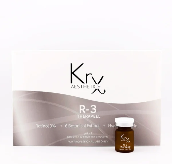 Das Bild zeigt ein Produkt der Marke KrX AESTHETICS aus der Kategorie professioneller Peelings. Es handelt sich um das R-3 Therapeel, das in einer rechteckigen Produktverpackung mit moderner, silbergrauer Wellenoptik präsentiert wird. Links im Bild ist die Verpackung sichtbar, rechts daneben steht eine kleine, braune Glasampulle mit weißem Deckel – ebenfalls beschriftet mit „KrX AESTHETICS – R-3 Therapeel“. Auf der Verpackung steht: • Retinol 3% • 6 Botanical Extracts • Hyaluronic Acid • pH-Wert: 1.8 • Inhalt: 3 ml x 10 Einzelampullen • Nur für professionelle Anwendung Dieses Produkt ist ein intensives Retinol-Peeling für den professionellen Gebrauch und kombiniert starke regenerierende Wirkstoffe mit pflanzlichen Extrakten und Feuchtigkeitsspendern.