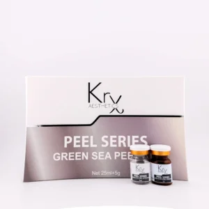 Das Bild zeigt ein Produkt der Marke KrX AESTHETICS mit der Aufschrift PEEL SERIES – GREEN SEA PEEL. Im Zentrum befindet sich eine große, rechteckige Produktverpackung in metallisch-silbernem Design mit dem KrX-Logo oben. Darunter steht der Produktname in großen weißen Buchstaben. Rechts unten auf dem Bild stehen zwei kleine Glasfläschchen nebeneinander: • Ein durchsichtiges Fläschchen mit weißem Etikett und der Aufschrift: Green Sea Peel Activator – 5 ml • Ein braunes Fläschchen mit weißem Etikett und der Aufschrift: Green Sea Peel Powder – 5 g Das Produkt hat eine Nettofüllmenge von 25 ml + 5 g und ist Teil einer professionellen Peeling-Serie.