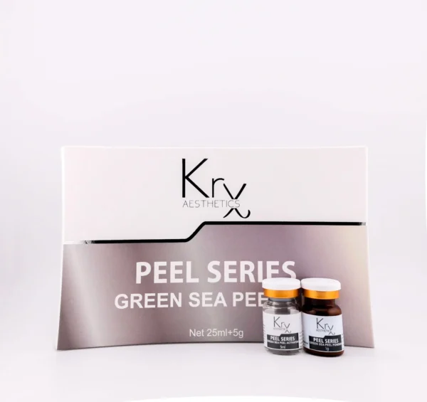 Das Bild zeigt ein Produkt der Marke KrX AESTHETICS mit der Aufschrift PEEL SERIES – GREEN SEA PEEL. Im Zentrum befindet sich eine große, rechteckige Produktverpackung in metallisch-silbernem Design mit dem KrX-Logo oben. Darunter steht der Produktname in großen weißen Buchstaben. Rechts unten auf dem Bild stehen zwei kleine Glasfläschchen nebeneinander: • Ein durchsichtiges Fläschchen mit weißem Etikett und der Aufschrift: Green Sea Peel Activator – 5 ml • Ein braunes Fläschchen mit weißem Etikett und der Aufschrift: Green Sea Peel Powder – 5 g Das Produkt hat eine Nettofüllmenge von 25 ml + 5 g und ist Teil einer professionellen Peeling-Serie.