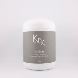 Das Bild zeigt ein professionelles Kosmetikprodukt der Marke KrX Aesthetics. Es handelt sich um einen großen, weißen Kunststoffbehälter mit einem grauen Etikett, auf dem die Produktinformationen in weißer Schrift abgebildet sind. Im oberen Bereich ist das Logo KrX AESTHETICS zu sehen. Darunter folgt der Produktname Face Gelée, gefolgt von der Bezeichnung: Lifting Collagen – Enhanced with Electrolytes. Ganz unten steht die Füllmenge von 500g. Das Design wirkt schlicht, seriös und professionell – die graue Farbe vermittelt Stabilität, Straffung und Anti-Aging-Wirkung.