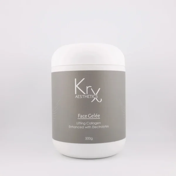 Das Bild zeigt ein professionelles Kosmetikprodukt der Marke KrX Aesthetics. Es handelt sich um einen großen, weißen Kunststoffbehälter mit einem grauen Etikett, auf dem die Produktinformationen in weißer Schrift abgebildet sind. Im oberen Bereich ist das Logo KrX AESTHETICS zu sehen. Darunter folgt der Produktname Face Gelée, gefolgt von der Bezeichnung: Lifting Collagen – Enhanced with Electrolytes. Ganz unten steht die Füllmenge von 500g. Das Design wirkt schlicht, seriös und professionell – die graue Farbe vermittelt Stabilität, Straffung und Anti-Aging-Wirkung.