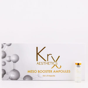 Das Bild zeigt eine geöffnete Verpackung der BOTO RX – Meso Booster Ampoule von KrX Aesthetics. Die Box enthält sechs kleine Glasampullen mit transparentem Inhalt und goldfarbenen Verschlüssen, sowie einen passenden Applikatoraufsatz (links außen). Die Ampullen sind gleichmäßig nebeneinander in einer weißen Einlage platziert. Unterhalb des Bildes steht in weißer Schrift auf schwarzem Hintergrund der Produktname: BOTO RX Meso Booster Ampoule Laut Beschreibung handelt es sich um eine straffende und liftende Ampulle mit Anti-Aging-Wirkstoffen – eine sanfte, nicht-invasive Alternative zu Botox-Anwendungen.