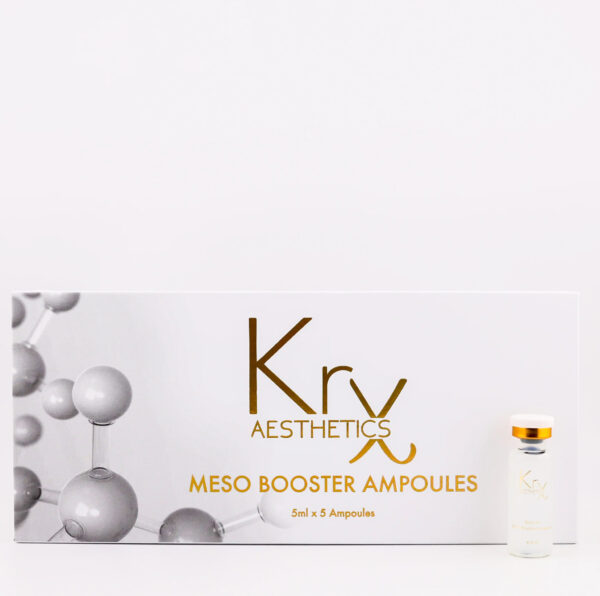 Das Bild zeigt eine geöffnete Verpackung der BOTO RX – Meso Booster Ampoule von KrX Aesthetics. Die Box enthält sechs kleine Glasampullen mit transparentem Inhalt und goldfarbenen Verschlüssen, sowie einen passenden Applikatoraufsatz (links außen). Die Ampullen sind gleichmäßig nebeneinander in einer weißen Einlage platziert. Unterhalb des Bildes steht in weißer Schrift auf schwarzem Hintergrund der Produktname: BOTO RX Meso Booster Ampoule Laut Beschreibung handelt es sich um eine straffende und liftende Ampulle mit Anti-Aging-Wirkstoffen – eine sanfte, nicht-invasive Alternative zu Botox-Anwendungen.